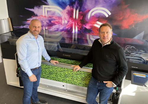 (Left) DIS Group Sales Director, Dave Purcell and ﻿Mark Bradley, DIS Group Managing Director