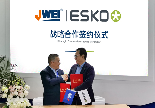Wang Tao, president of NINGBO JINGWEI SYSTEMTECHNIK and Zhou Wenjian, general manager of ESKO Greater China enter a partnership